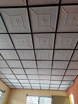 Falso techo de Yeso mosaico de 58 cm x 58 cm se vende con perfilería plástica modulo de tornillos y alambre 2400 CUP / m2. Excelente contraste con el blanco del mosaico